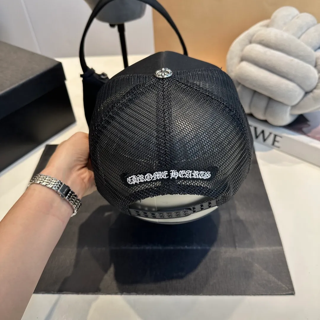 P50 Crow Heart 🆕🆕25 new baseball cap, personalized fashion classic cross logo, casual with a cool feeling, unisex style, same style for men and women! Very easy to match! Head circumference: 56-58cm is available